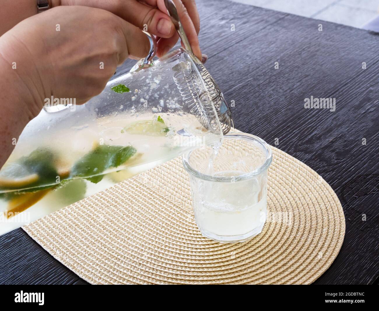 la limonade maison est versée dans un verre dans un café de rue Banque D'Images