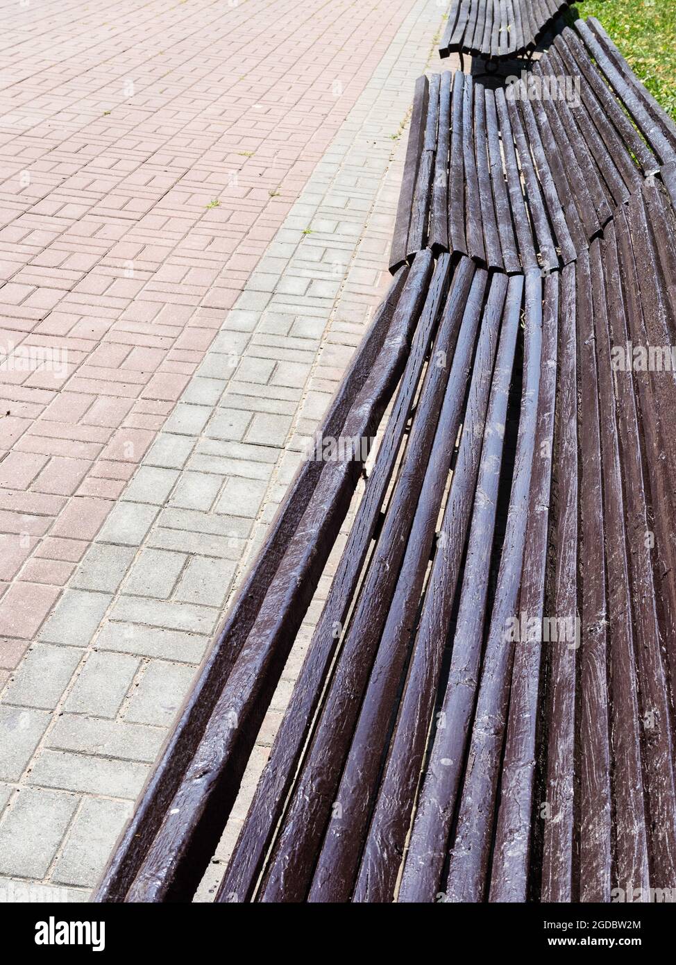 bancs en bois bruns vides de longue durée dans le parc de la ville Banque D'Images