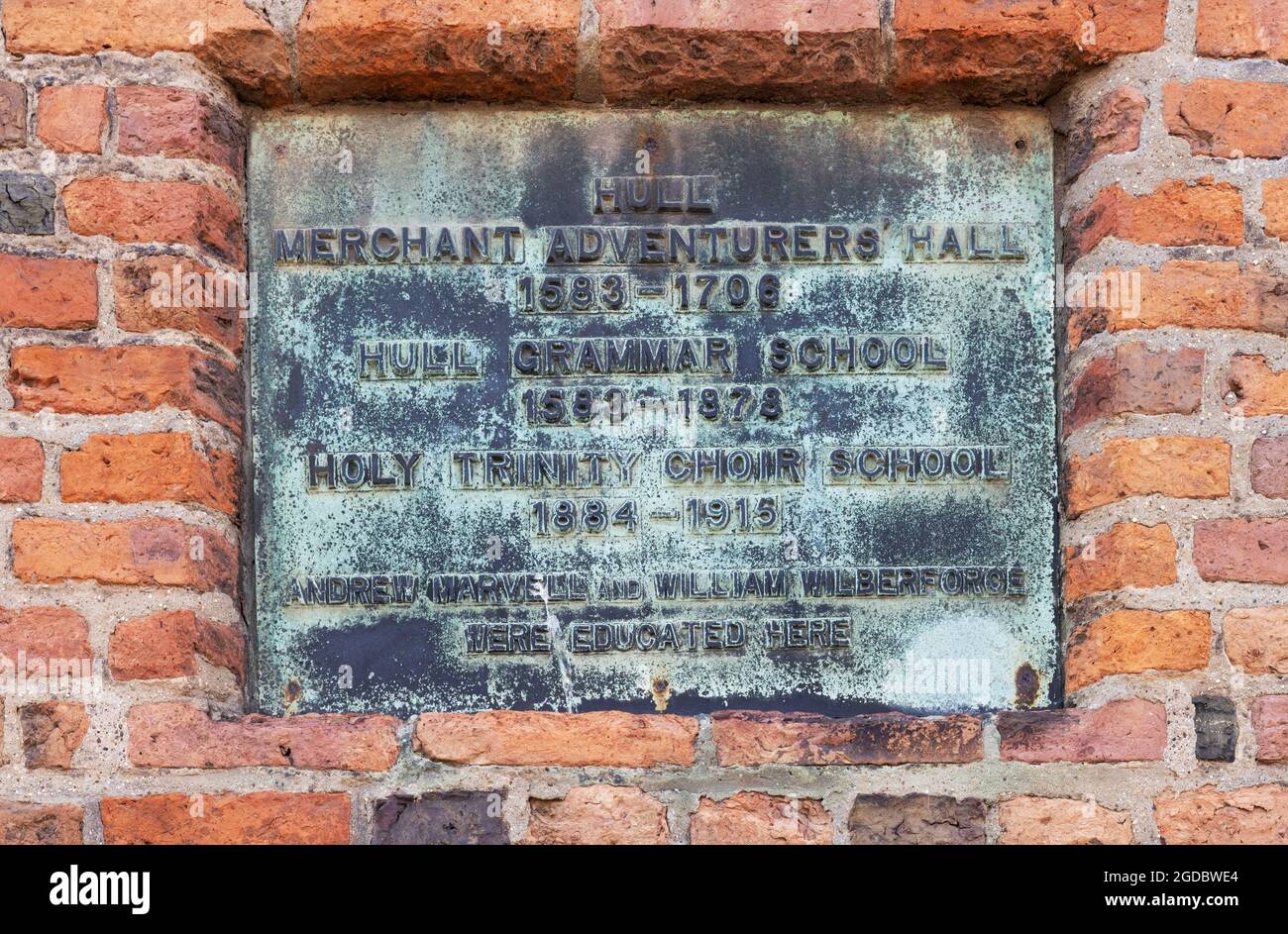 Plaque sur la Merchant Adventurer's Hall, construite en 1583, qui était alors l'école de Grammar et est maintenant le musée d'histoire de la main sur, Hull, Yorkshire UK Banque D'Images