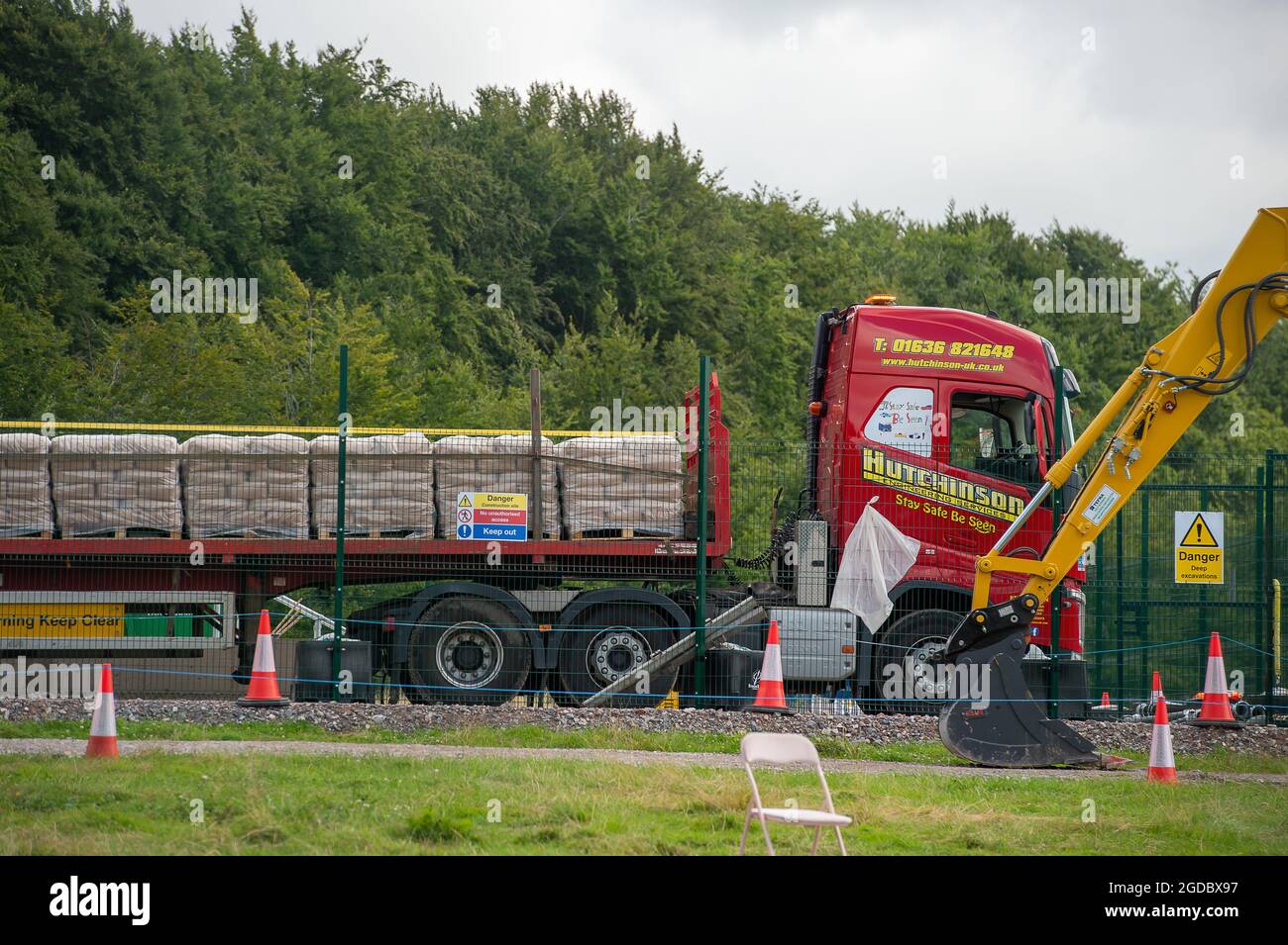 Wendover, Buckinghamshire, Royaume-Uni. 10 août 2021. HS2 Ltd ont obligatoirement acheté Road Barn Farm juste à l'extérieur de Wendover sur l'A413 et après avoir détruit une grande zone d'arbres, ils commencent maintenant les travaux de construction d'une usine de bentonite. Les travaux de construction du train à grande vitesse de Londres à Birmingham portent gravement atteinte à la ville historique de Wendover. Crédit : Maureen McLean/Alay Banque D'Images