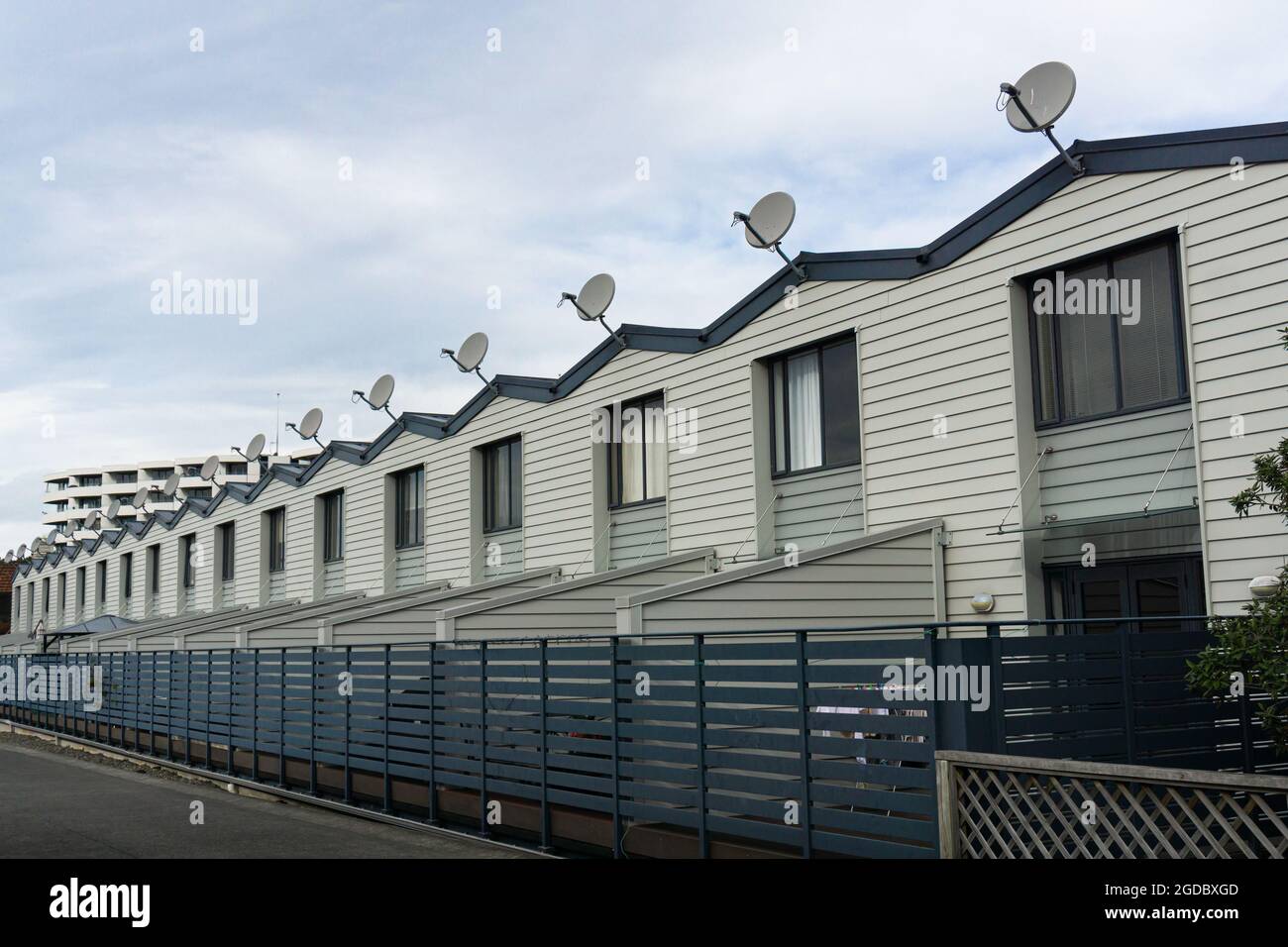 Longue rangée de gables récurrents et de plats de télévision dans les petits appartements urbains de style urbain moderne de la rue dans le centre-ville d'Auckland, Nouvelle-Zélande. Banque D'Images