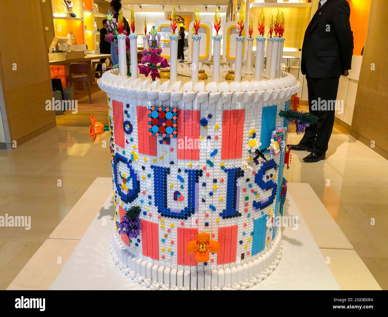 Paris France A L Interieur Du Magasin Louis Vuitton Lvmh Anniversaire Gateau Decoration Photo Stock Alamy