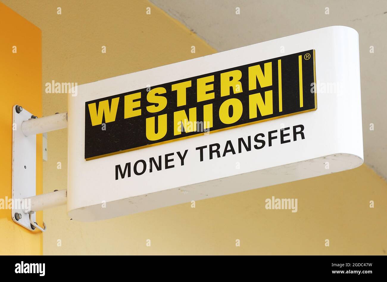 Eskilstuna, Suède - 11 août 2021 : vue à angle bas du panneau de transfert d'argent Western Union. Banque D'Images