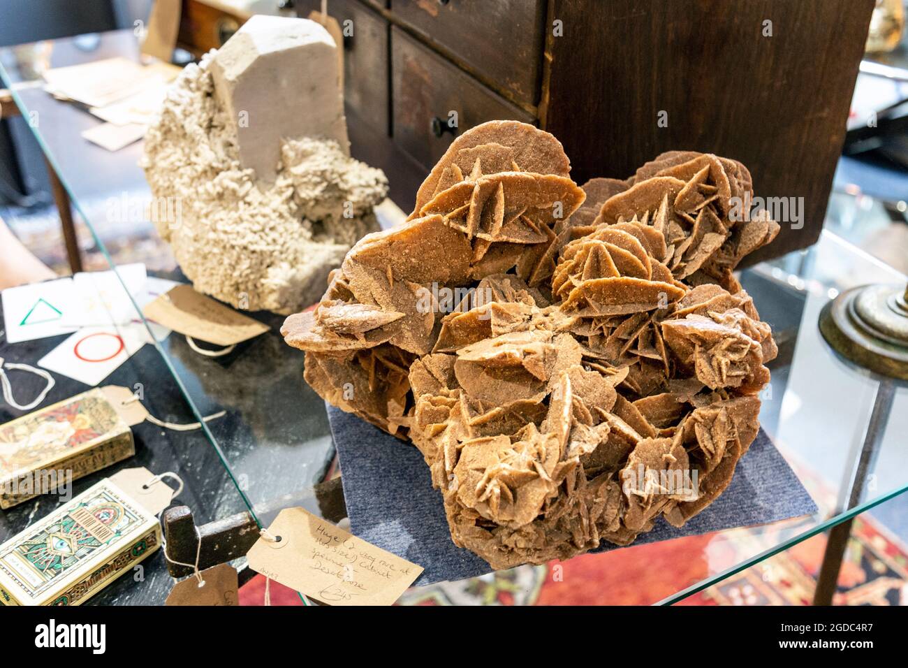 Selenite de rose du désert à vendre au magasin Maltings antiques de Sawbridgeworth, Royaume-Uni Banque D'Images