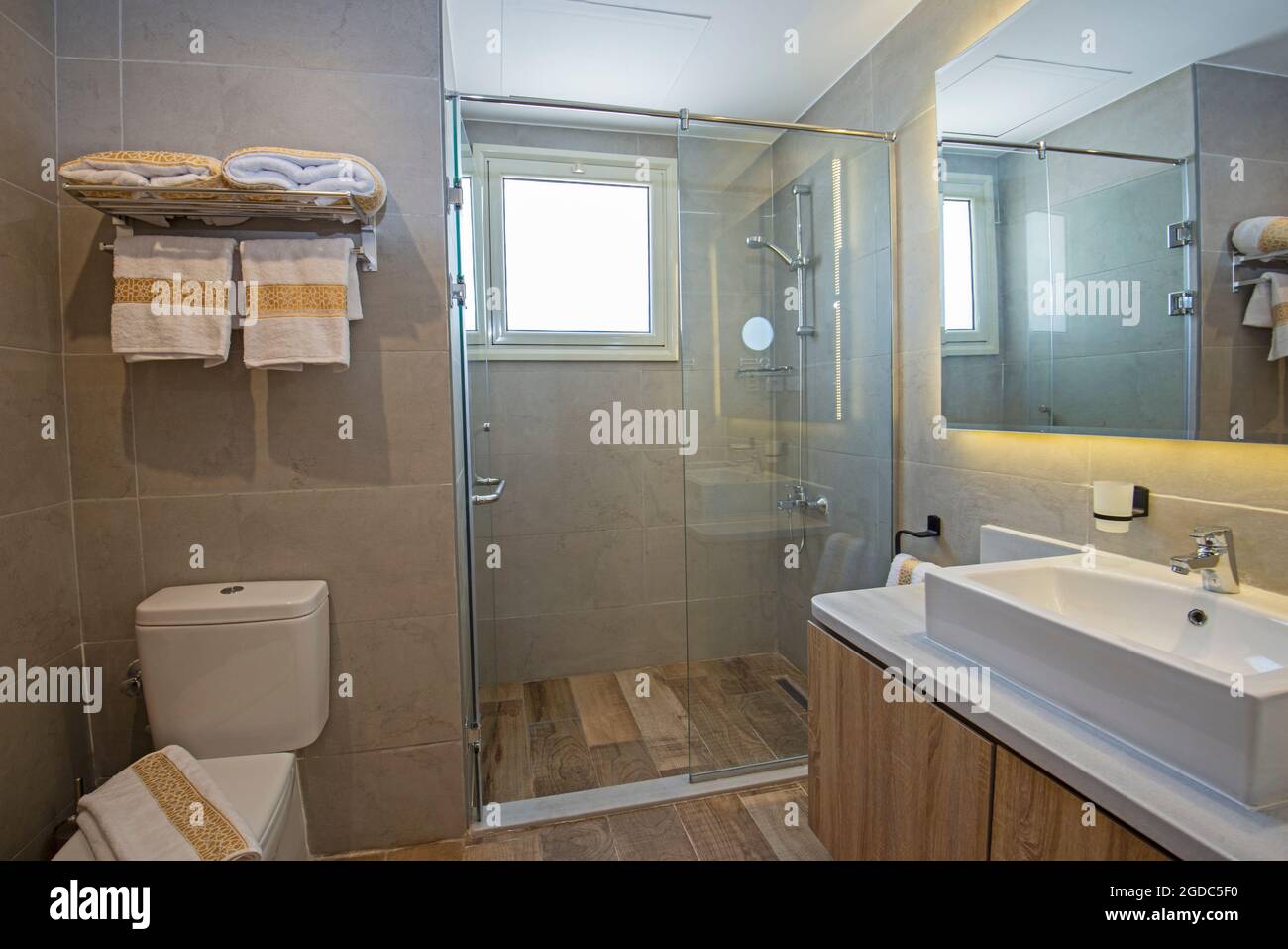 Décoration intérieure d'une salle de bain luxueuse avec douche armoire et évier Banque D'Images