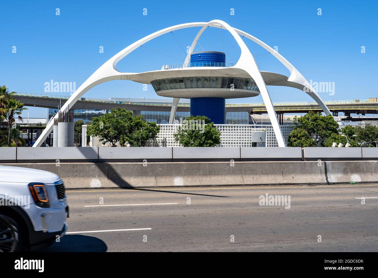 Le bâtiment à thème de l'aéroport de LAX est un design moderne du milieu du siècle anciennement connu sous le nom de restaurant Encounter Banque D'Images