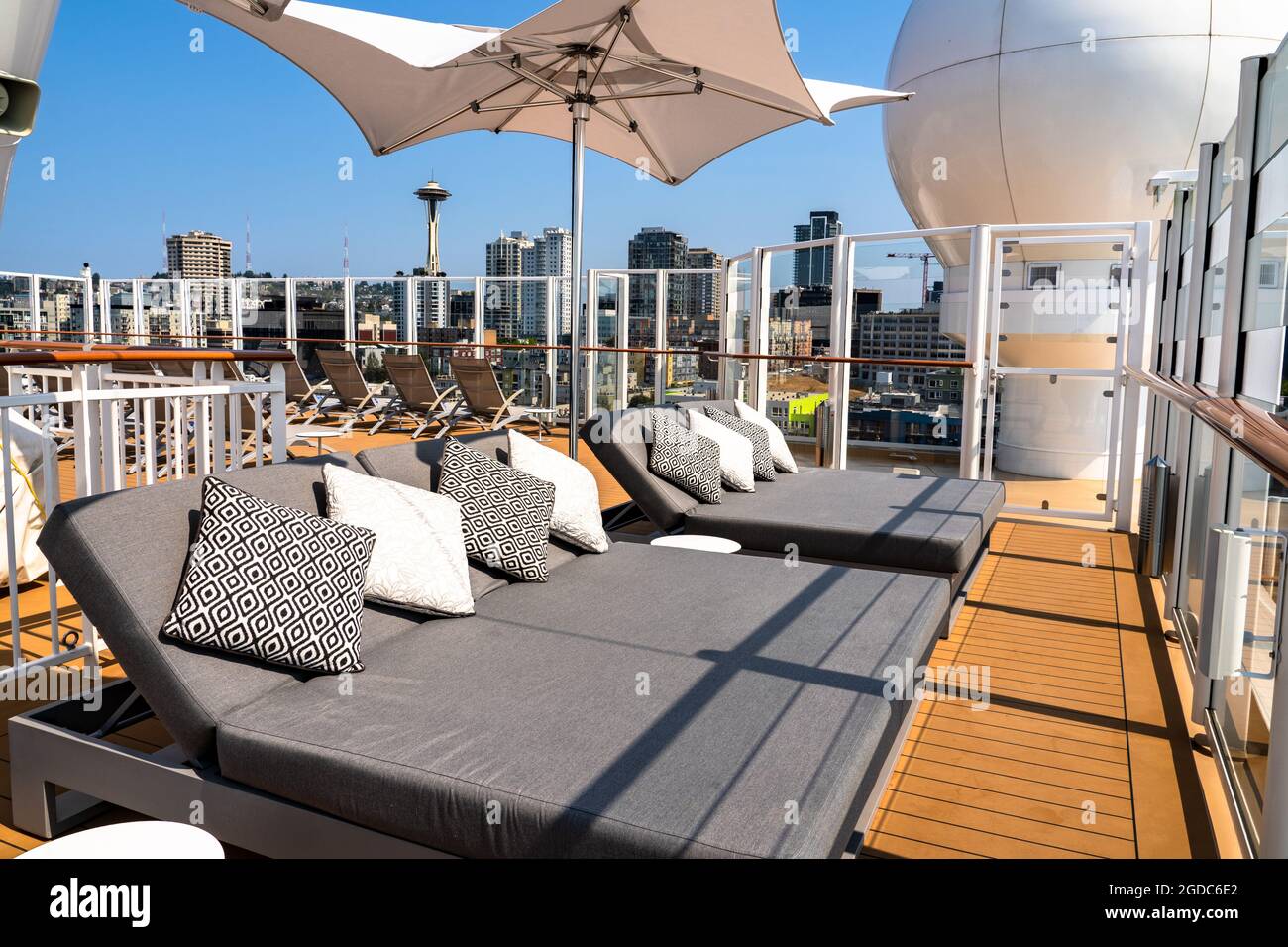 Salon spacieux dans la zone exclusive Vibe sur l'encore norvégien avec vue sur Seattle au loin Banque D'Images