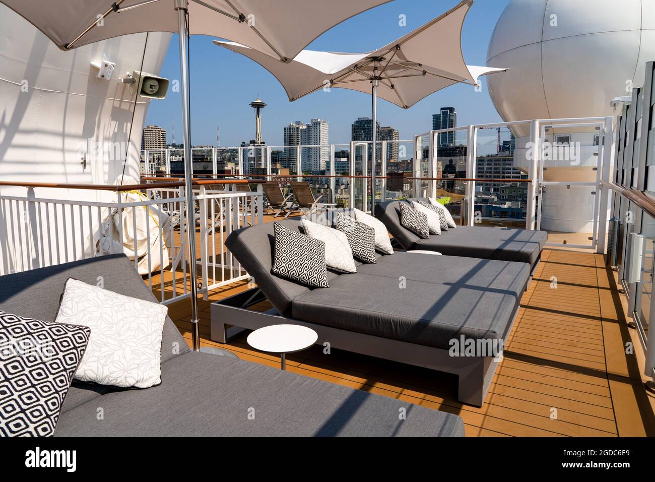 Salon spacieux dans la zone exclusive Vibe sur l'encore norvégien avec vue sur Seattle au loin Banque D'Images