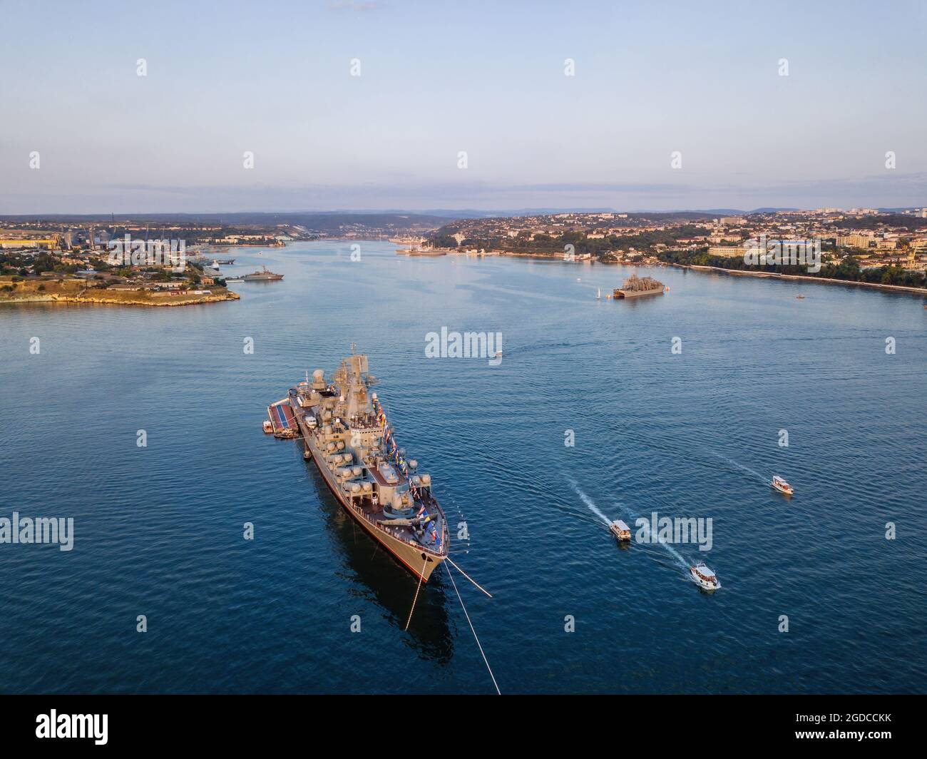 Navire militaire russe dans la baie de Sébastopol le jour de la Marine, vue aérienne. Banque D'Images