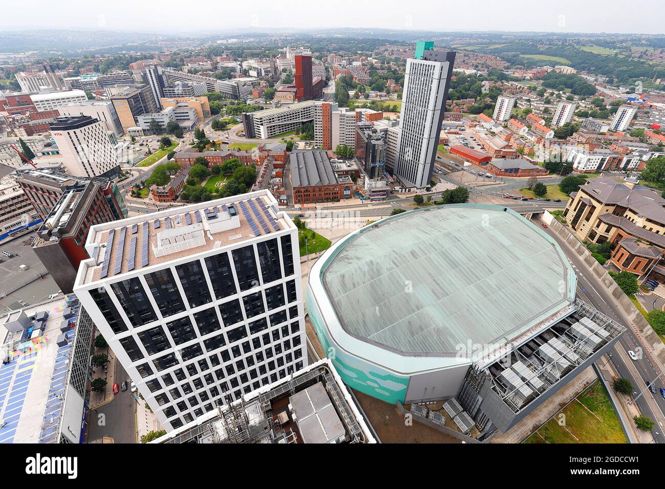 L'une des nombreuses vues sur le centre-ville de Leeds depuis le sommet du plus haut bâtiment du Yorkshire, « Altus House » Banque D'Images