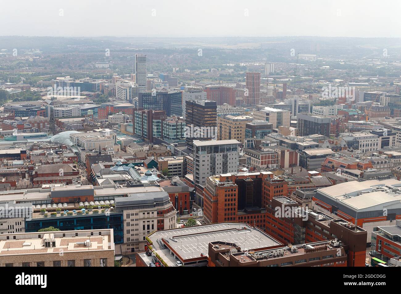 L'une des nombreuses vues sur le centre-ville de Leeds depuis le sommet du plus haut bâtiment du Yorkshire, « Altus House » Banque D'Images