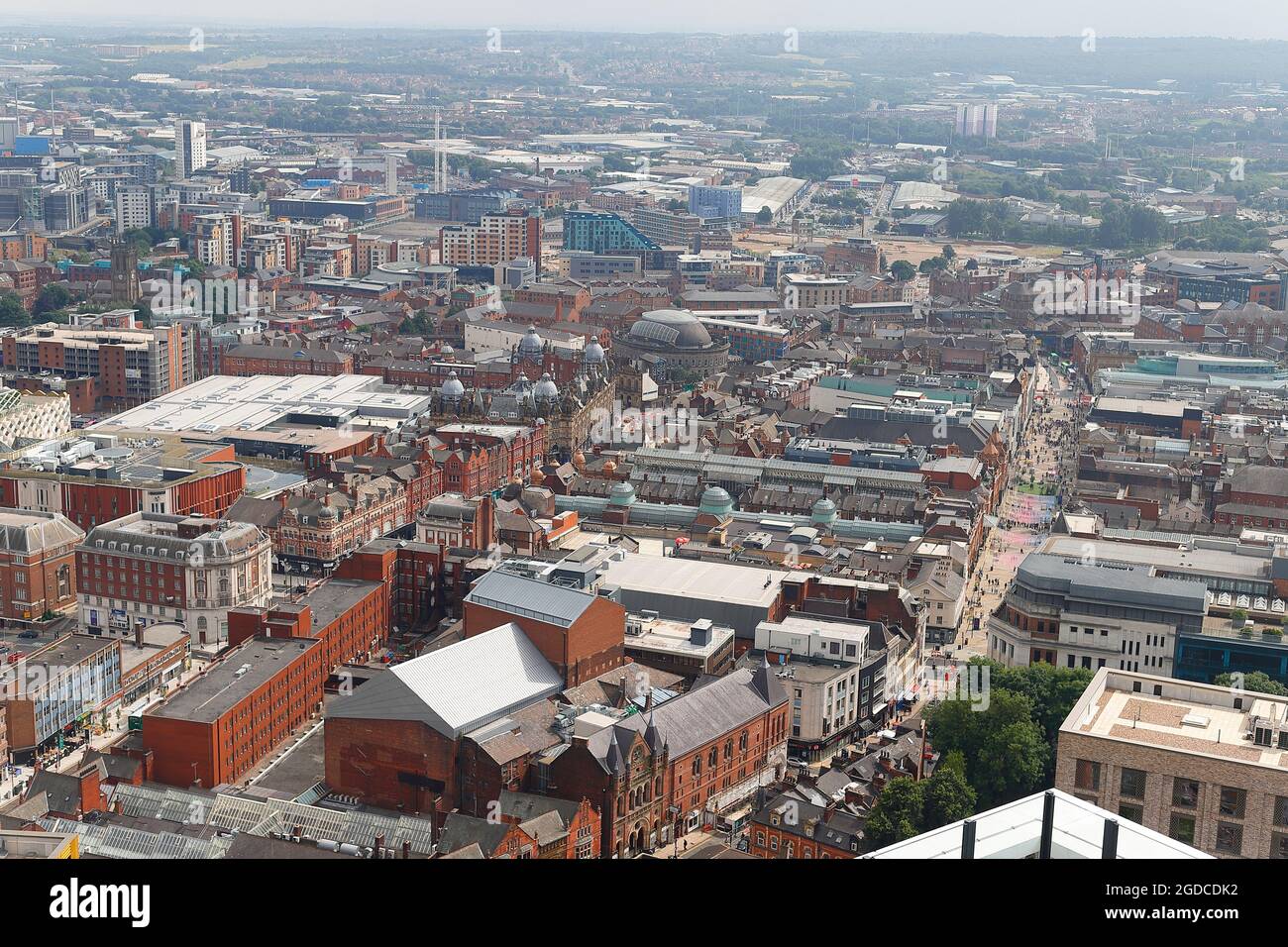 L'une des nombreuses vues sur le centre-ville de Leeds depuis le sommet du plus haut bâtiment du Yorkshire, « Altus House » Banque D'Images
