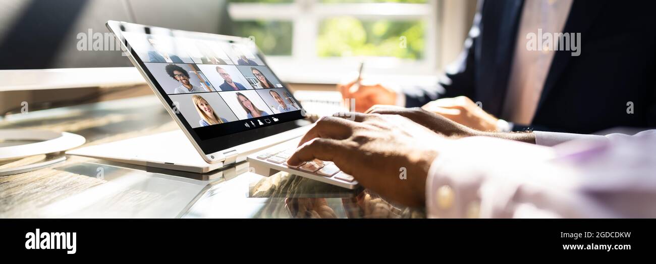 Séminaire en ligne dans Office Learning sur tablette hybride Banque D'Images