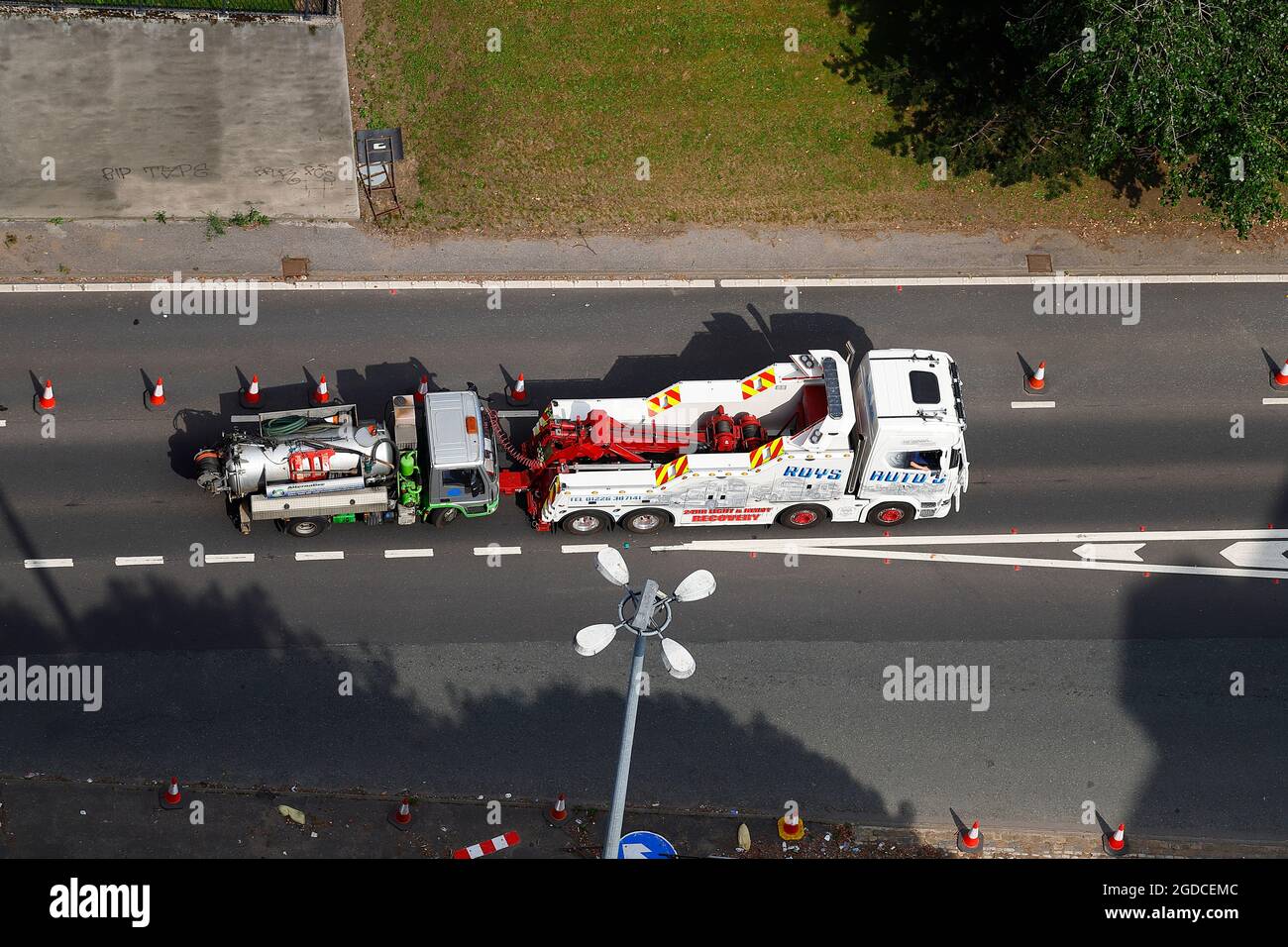 Un camion de dépannage hgv remorquant un véhicule commercial en panne sur l'A58M dans le centre-ville de Leeds Banque D'Images