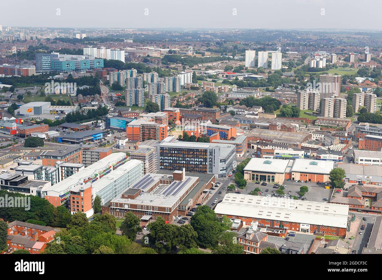 L'une des nombreuses vues sur le centre-ville de Leeds depuis le sommet du plus haut bâtiment du Yorkshire, « Altus House » Banque D'Images