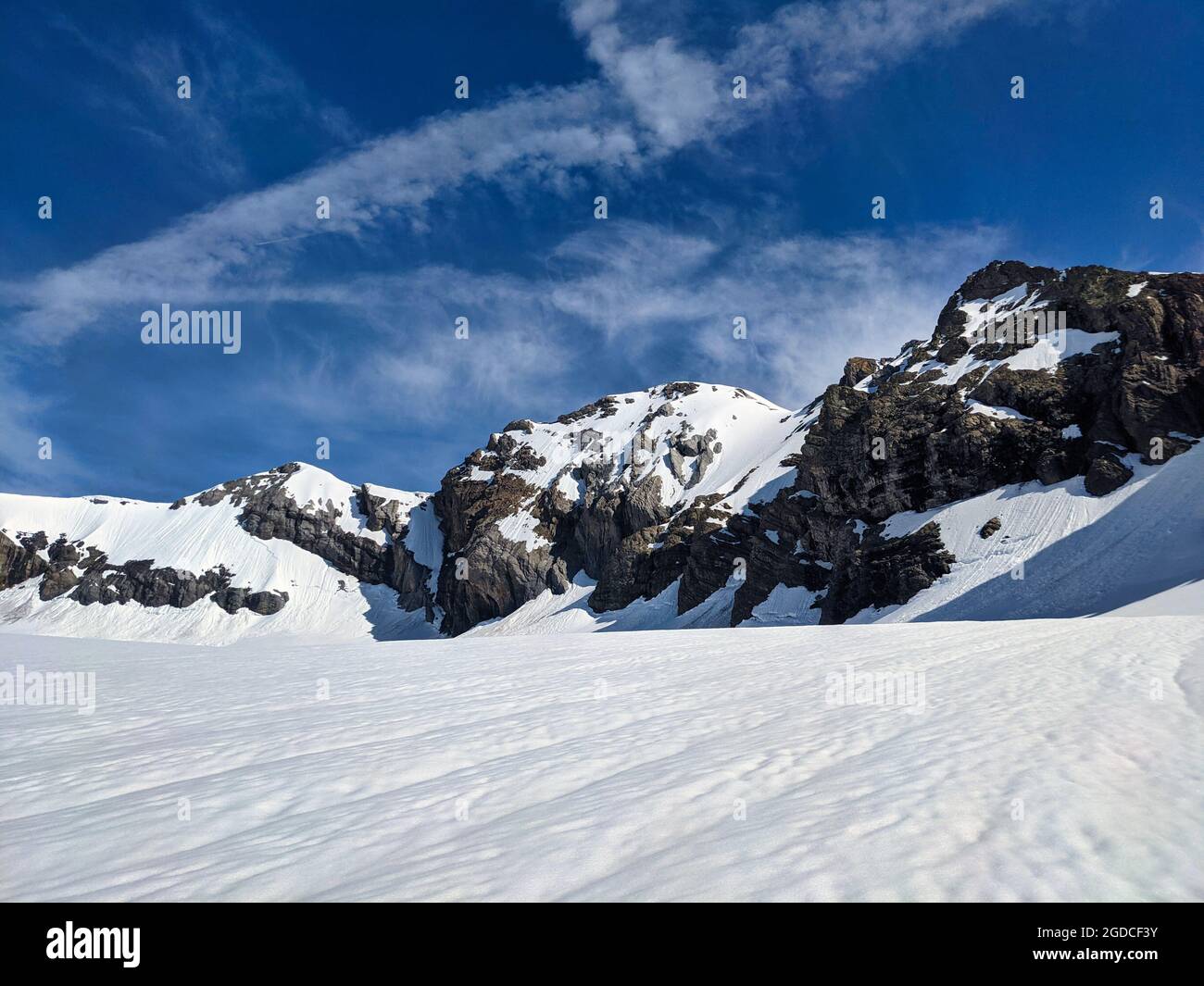 Ski à la montagne Clariden en Suisse. Alpinisme au printemps dans les Alpes de Glaris et d'Uri. Glacier Huefifern Banque D'Images