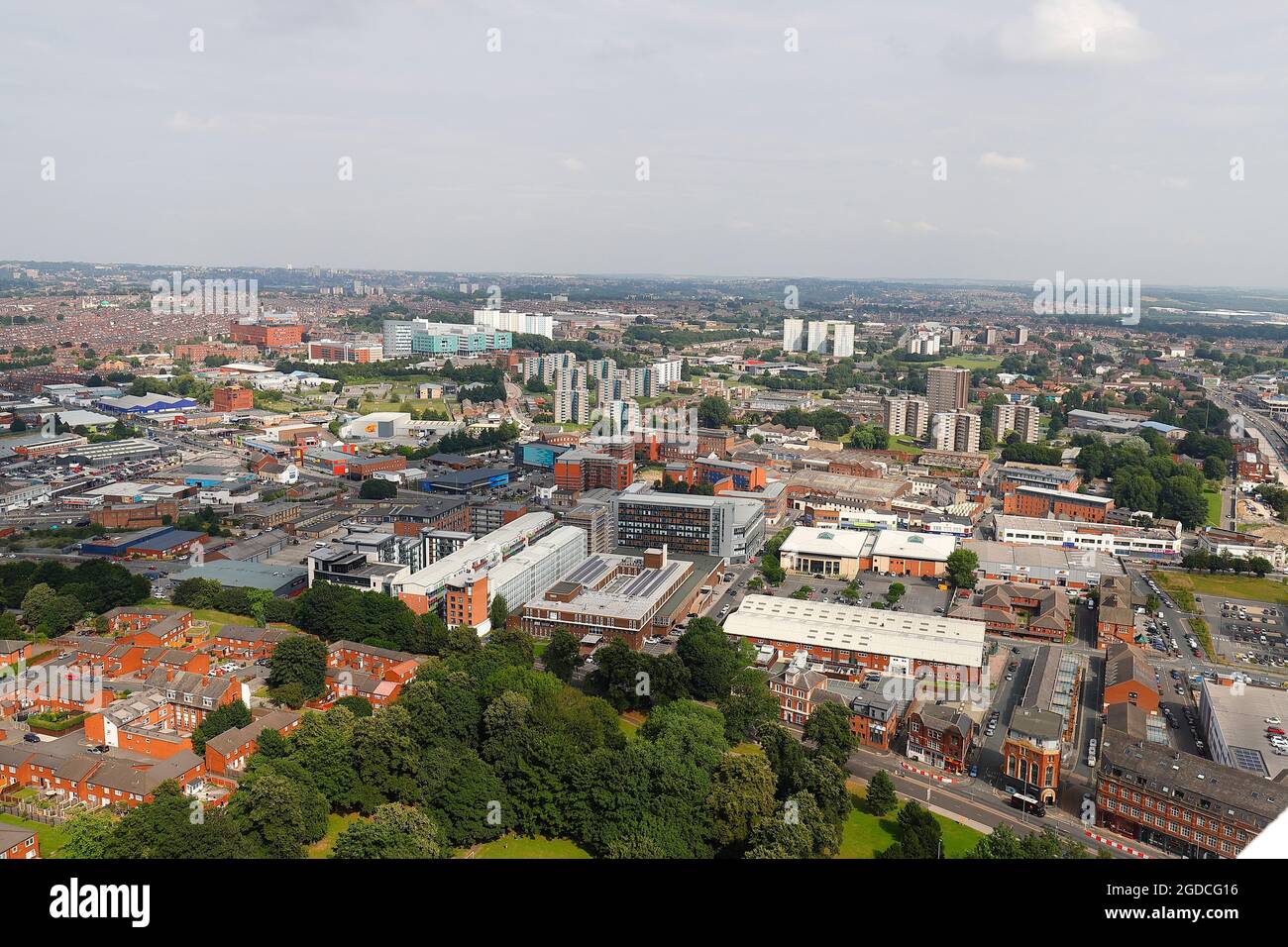 L'une des nombreuses vues sur le centre-ville de Leeds depuis le sommet du plus haut bâtiment du Yorkshire, « Altus House » Banque D'Images