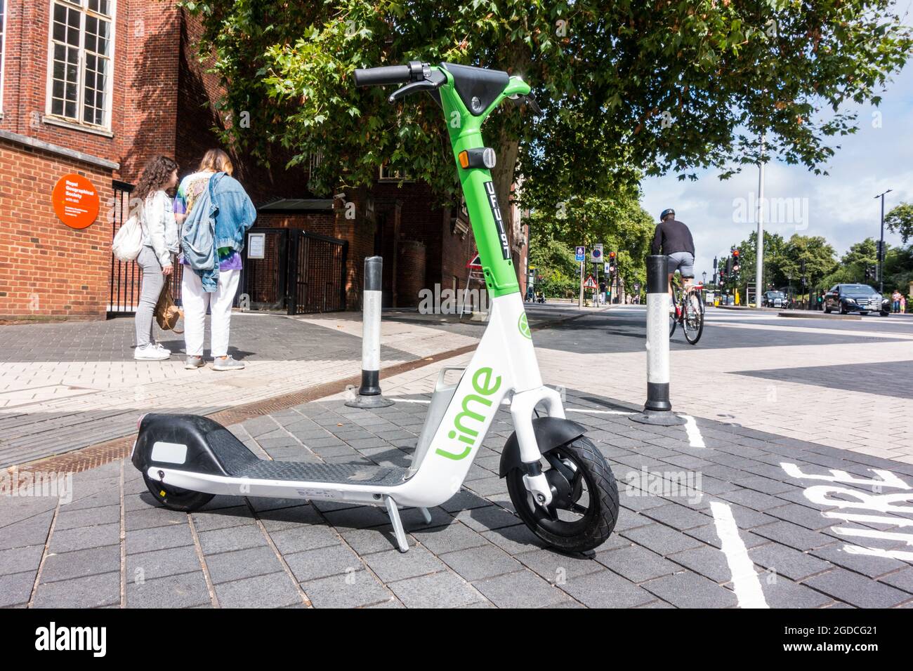 Location de scooter électrique ou E-Scooter à Londres Kensington Banque D'Images