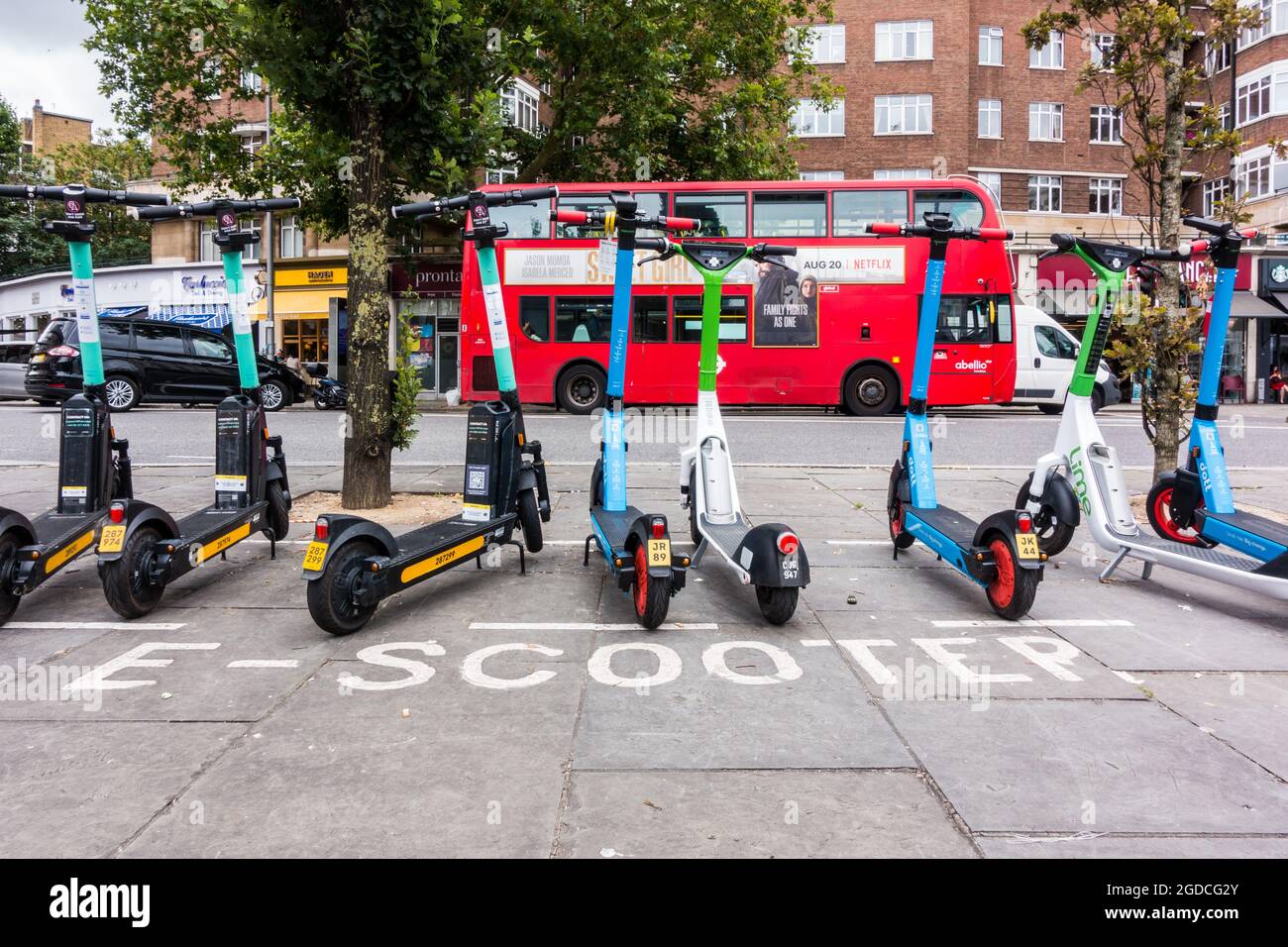 Location d'un scooter ou d'un scooter électrique ou d'un scooter électrique à Londres Kensington Banque D'Images