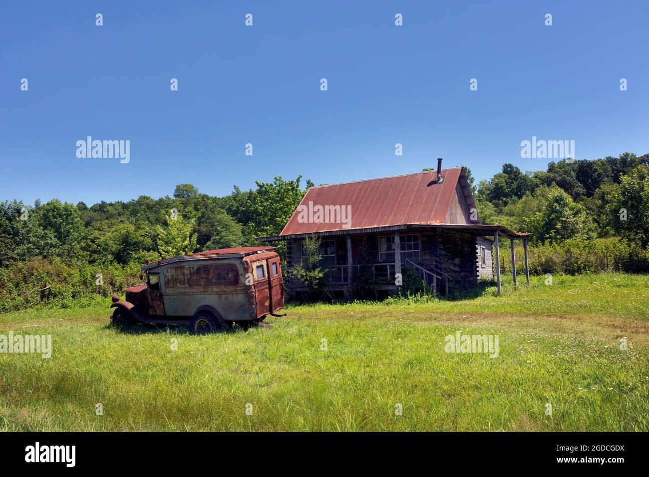 Vieille bagnole se trouve dans cour de la cabane abandonnée dans les monts Ozark de l'Arkansas. Cabine a tin roof et vieux camion a perdu panneau disant hillbilly. Banque D'Images Vieille bagnole se trouve dans cour de la cabane abandonnée dans les monts Ozark de l'Arkansas. Cabine a tin roof et vieux camion a perdu panneau disant hillbilly. Banque D'Images