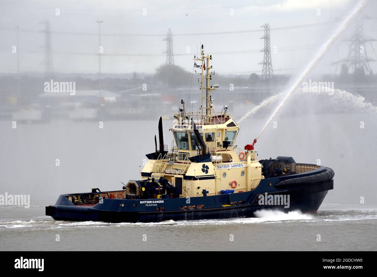 12/08/2021Gravesend UK Svitzer Ganges teste ses moniteurs d'eau pour le plaisir de Thames Swift, le Gravesend à Tilbury ferry. Banque D'Images