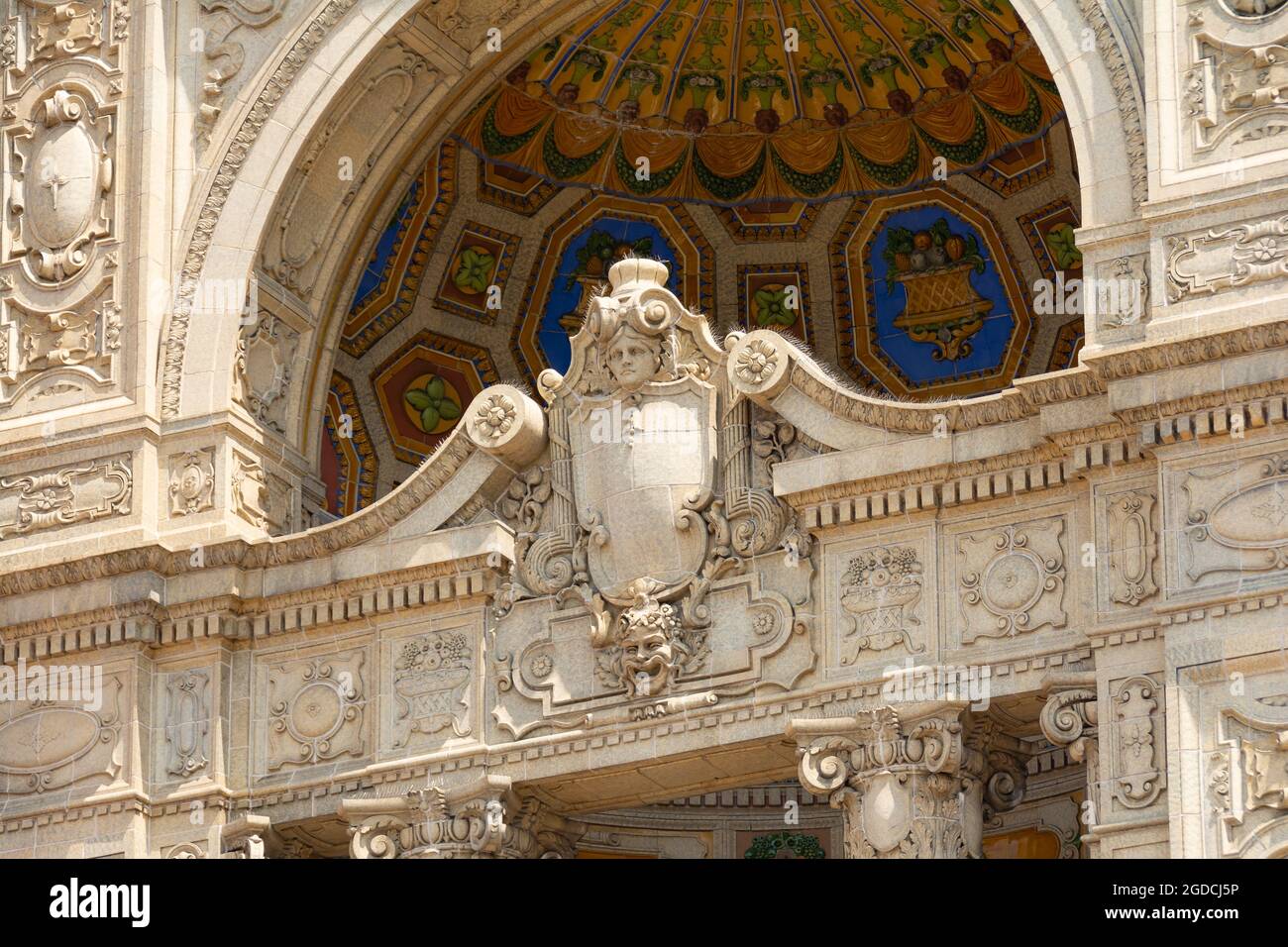 Joliet, Illinois - États-Unis - 3 août 2021 : extérieur du théâtre historique Rialto Square, ouvert en 1929, dans la lumière de l'après-midi. Banque D'Images