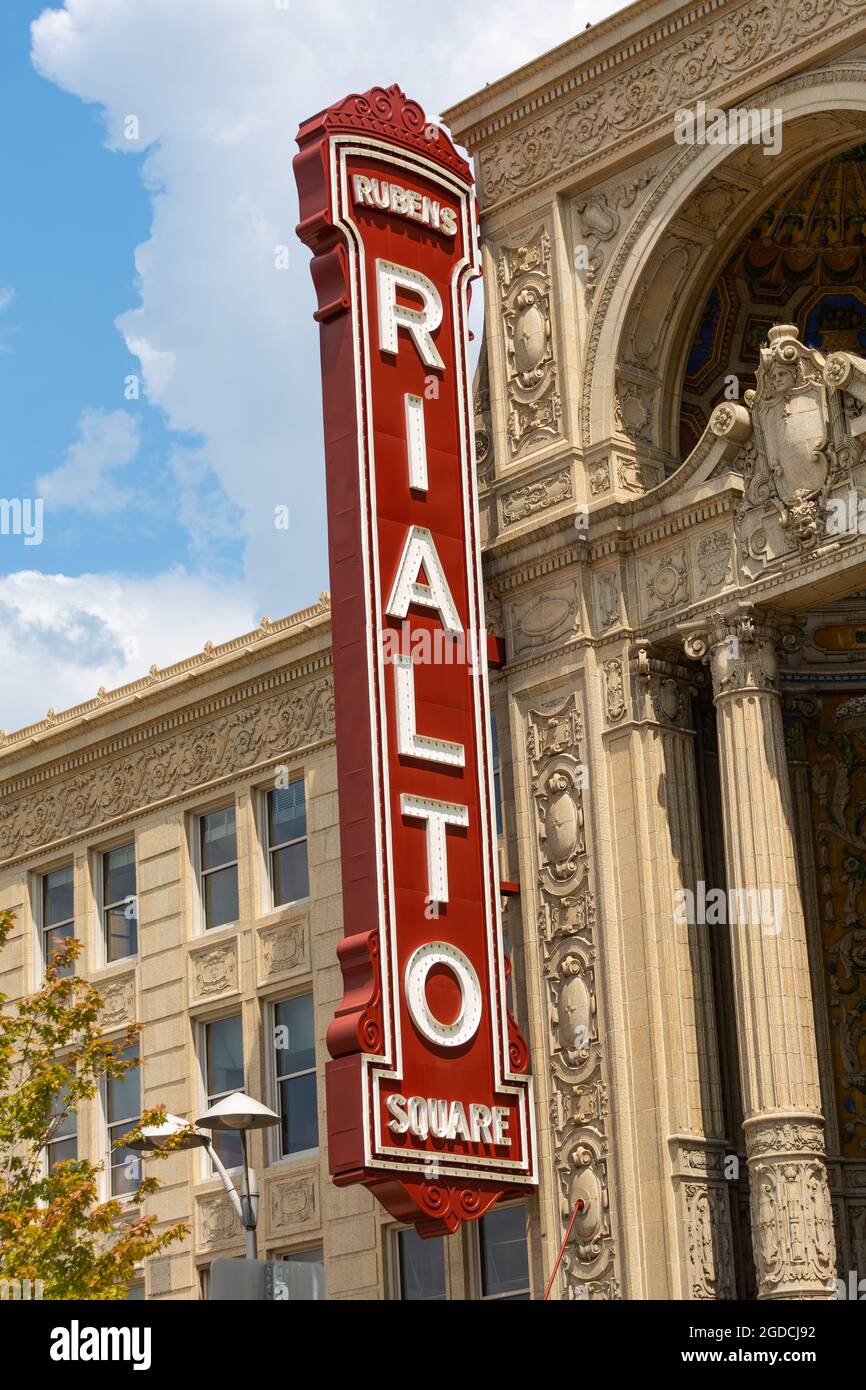 Joliet, Illinois - États-Unis - 3 août 2021 : extérieur du théâtre historique Rialto Square, ouvert en 1929, dans la lumière de l'après-midi. Banque D'Images
