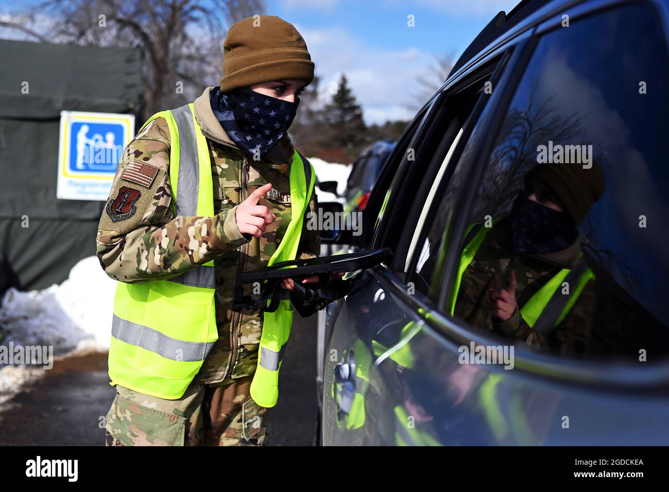 Un aviateur de 1re classe Victoria Moquin, un officier des forces de sécurité du 157e Escadron des forces de sécurité, NHANG, enregistre un patient le 11 février 2021 à un site de vaccination au drive à Concord, N.H. Le site, situé dans le parking d'un centre commercial, administre des centaines de tests et de vaccins COVID-19 par jour. (É.-U. Photo de la Garde nationale aérienne par le sergent d'état-major. Charles Johnston) Banque D'Images