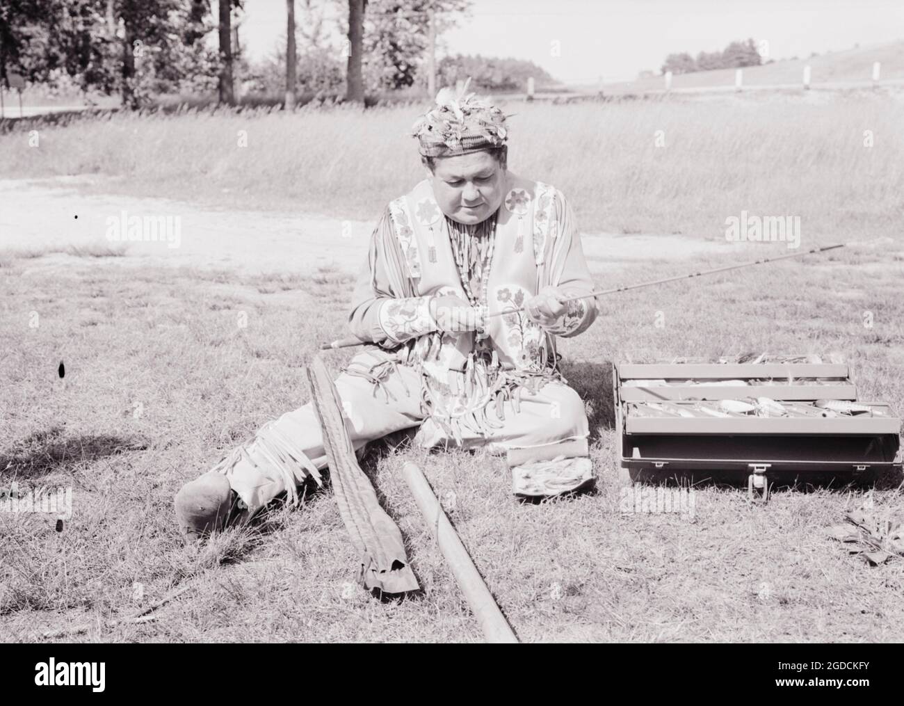 Needahbeh Working with Fishing Equipment, Poland Spring, Maine, 1920, par Burton Holmes, Banque D'Images