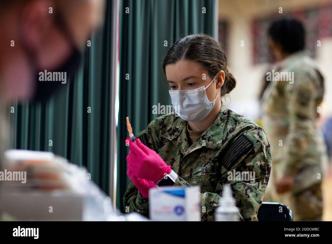 L'Hospitalman Molly Applegate de la Marine américaine, affecté au Commandement de la préparation et de l'entraînement en médecine de la Marine Lemoore, se prépare à administrer un vaccin contre la COVID dans un centre de vaccination communautaire géré par l'État et financé par le gouvernement fédéral à Elizabeth, en New Jersey. Le Commandement du Nord des États-Unis, par l'intermédiaire de l'Armée du Nord des États-Unis, demeure déterminé à fournir un soutien continu et souple du ministère de la Défense à l'Agence fédérale de gestion des urgences dans le cadre de la réponse pangouvernementale à la COVID-19. (É.-U. Photo de la Marine par Barry Riley, spécialiste en communication de masse) Banque D'Images