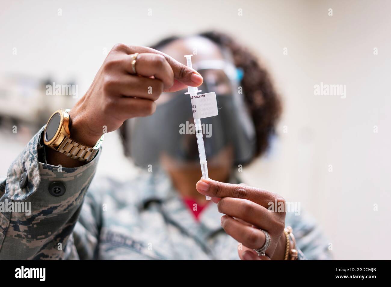 Sgt. Maître Nicole Jacocks, 413e Escadron de mise en place aéromédicale, NCO, responsable de la clinique de vaccination, examine un vaccin COVID-19 le 6 mars 2021, à la base aérienne de Robins, en Géorgie. Au cours de leur réunion de formation de mars, le 413e ASTS a administré 92 vaccins. Le mois prochain, ils donneront des doses secondaires à ces 92 personnes. (É.-U. Photo de la Force aérienne par Jamal D. Sutter) Banque D'Images