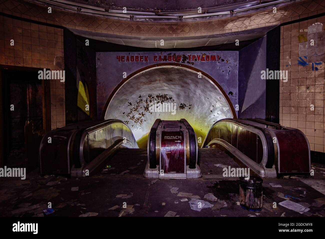 Station de métro abandonnée sombre et créepy. Banque D'Images