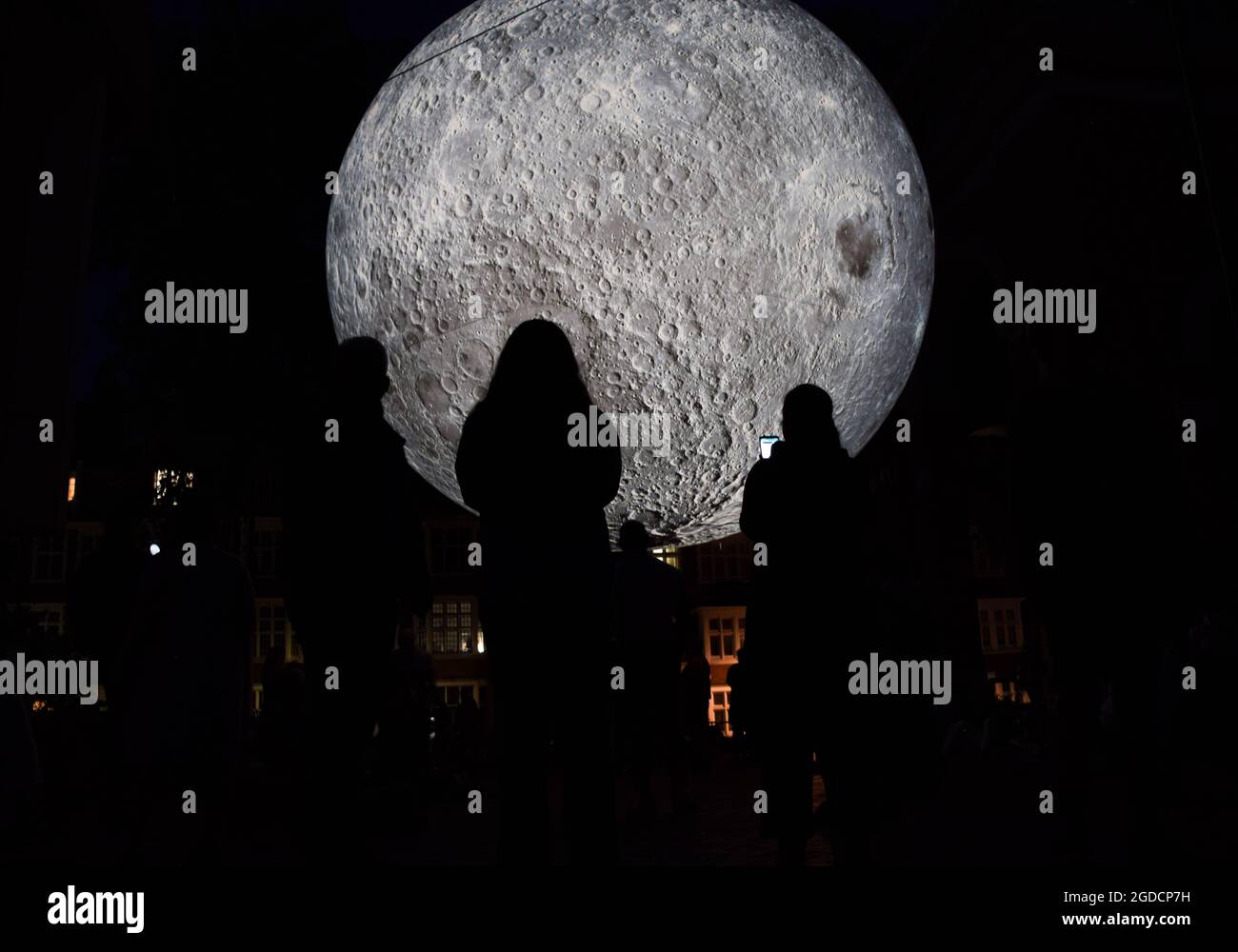 Londres, Royaume-Uni. 12 août 2021. Musée de la Lune installation d'œuvres de Luke Jerram à Kensington Town Square, dans le cadre du Festival Kensington + Chelsea. La lune est couverte par des images détaillées de la surface lunaire de la NASA et mesure sept mètres de diamètre. (Crédit : Vuk Valcic / Alamy Live News) Banque D'Images