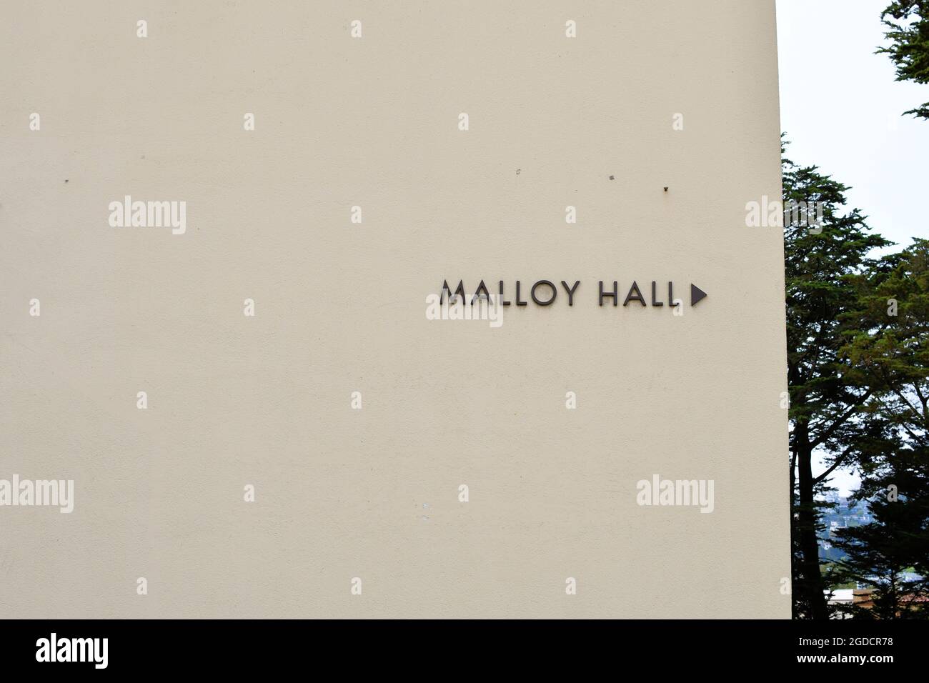 Lettres en bloc pointant vers Malloy Hall, siège de l'École de gestion sur le campus de l'Université de San Francisco, San Francisco, Californie. Banque D'Images
