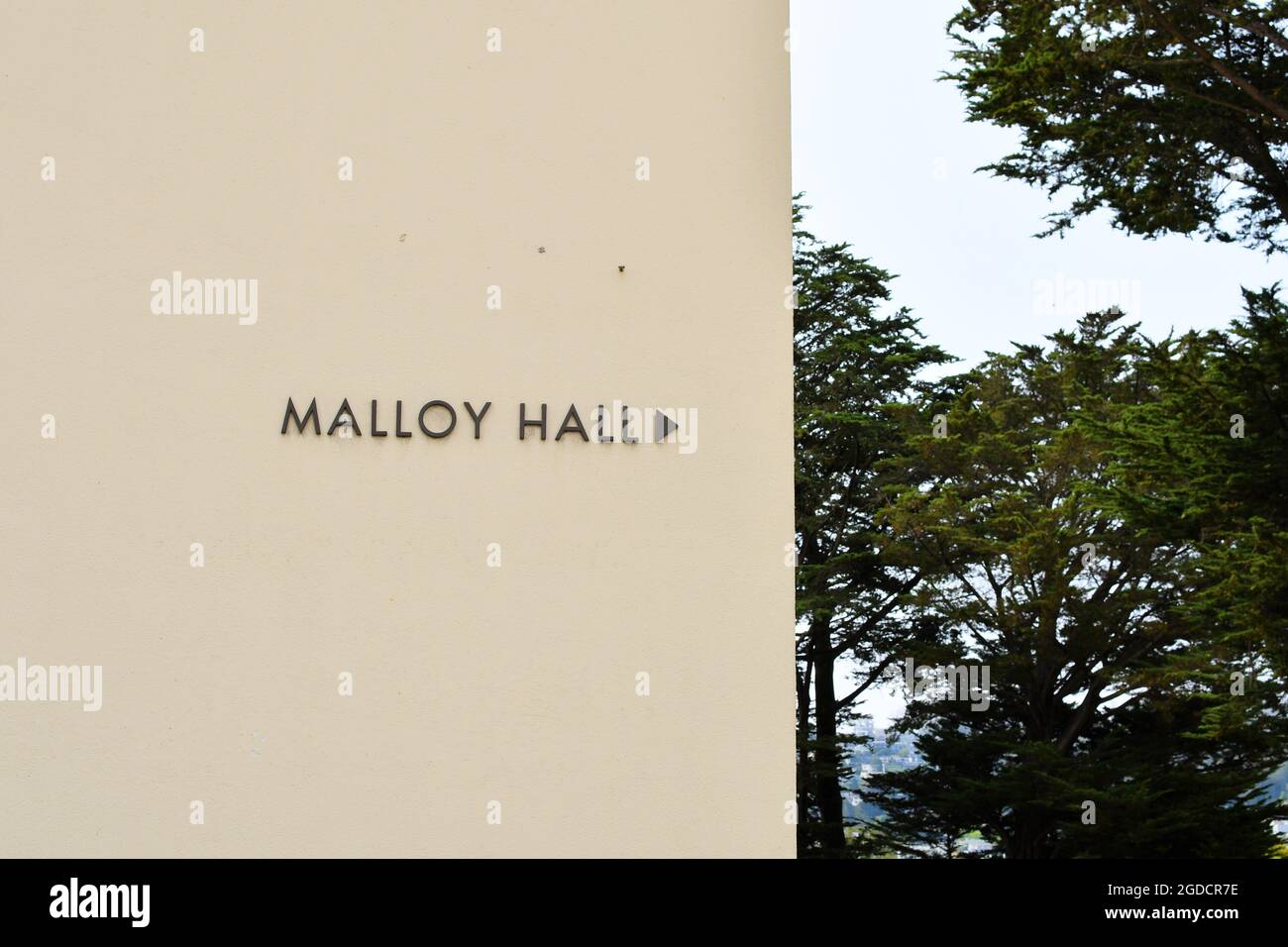 Lettres en bloc pointant vers Malloy Hall, siège de l'École de gestion sur le campus de l'Université de San Francisco, San Francisco, Californie. Banque D'Images