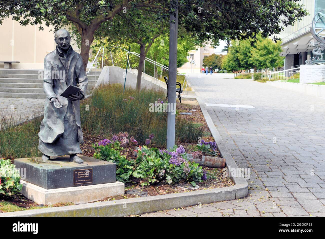 Statue de bronze de Saint Ignace Loyola, fondateur de la Société de Jésus, sur le campus de l'Université de San Francisco; San Francisco, Californie. Banque D'Images