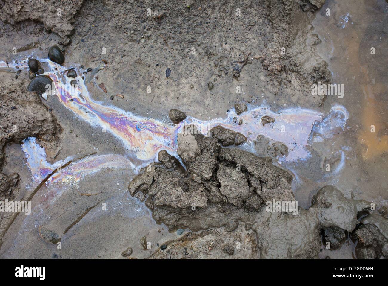 Caractéristiques géographiques à micro-échelle dans le limon après une inondation de rivière. Le paysage ressemble à des images satellites, avec des canyons, des vallées fluviales, des deltas, des gorges. Banque D'Images