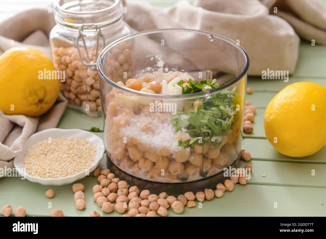 Blender avec pois chiches et ingrédients pour houmous sur fond de bois de  couleur Photo Stock - Alamy