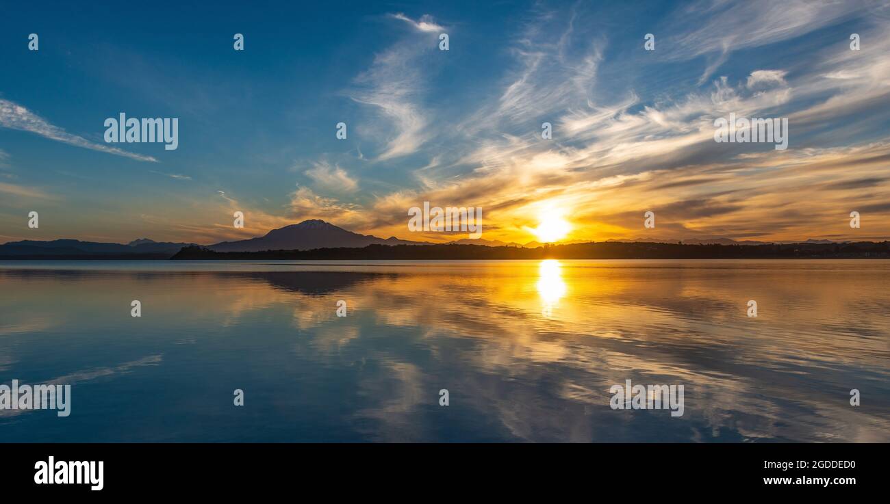 Panorama du volcan Calbuco au lever du soleil par le lac Llanquihue, Puerto Varas, Chili. Banque D'Images