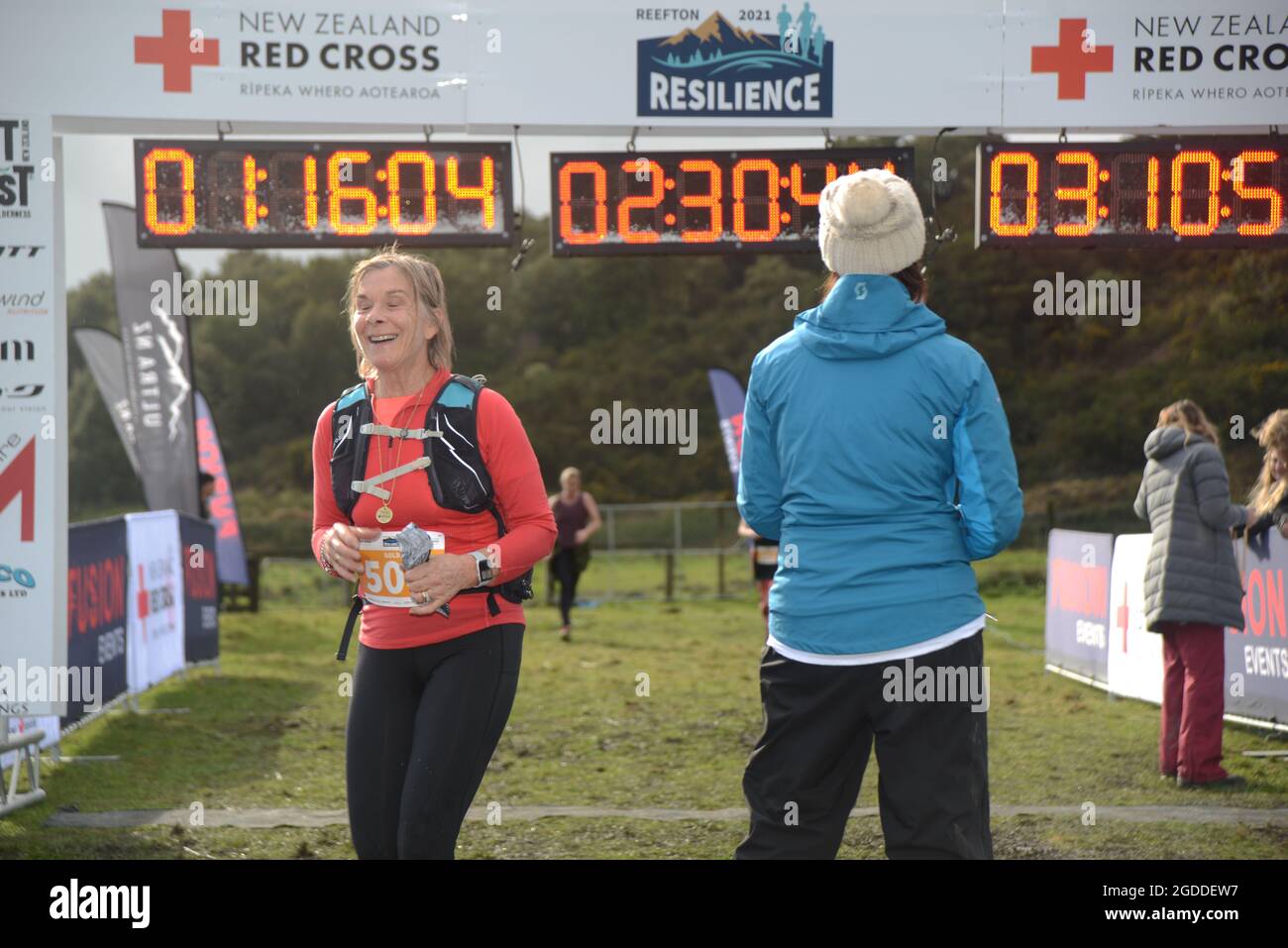 REEFTON, NOUVELLE-ZÉLANDE, le 7 AOÛT 2021; la concurrente Elaine Baxter est ravie de compléter la section de 10 km de la résistance Ultra de la Croix-Rouge Banque D'Images