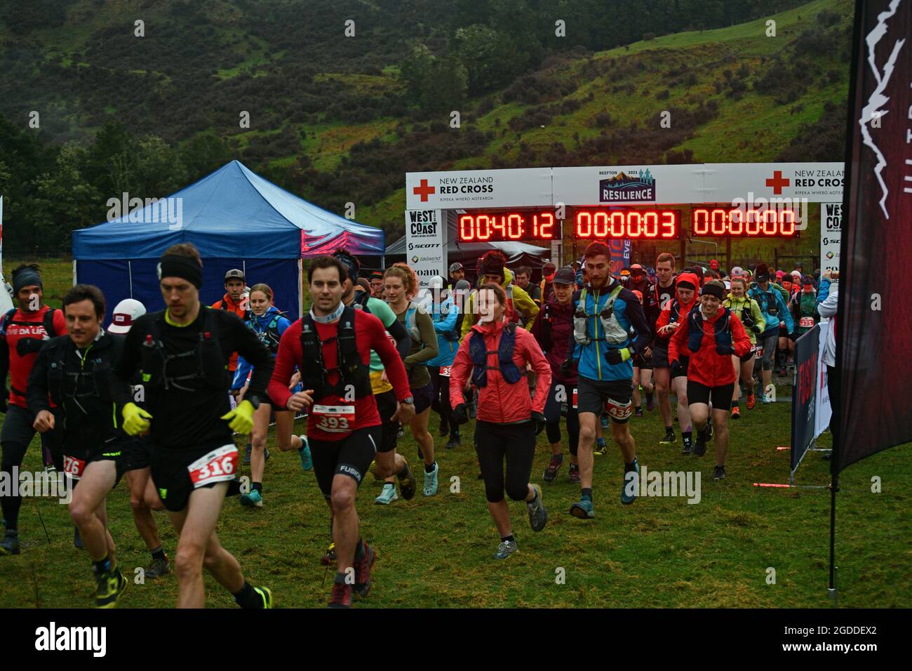 REEFTON, NOUVELLE-ZÉLANDE, 7 AOÛT 2021 ; les concurrents commencent la section de 33 km de la course d'endurance Ultra de la Croix-Rouge - surnommée l'analgésique - dans Banque D'Images
