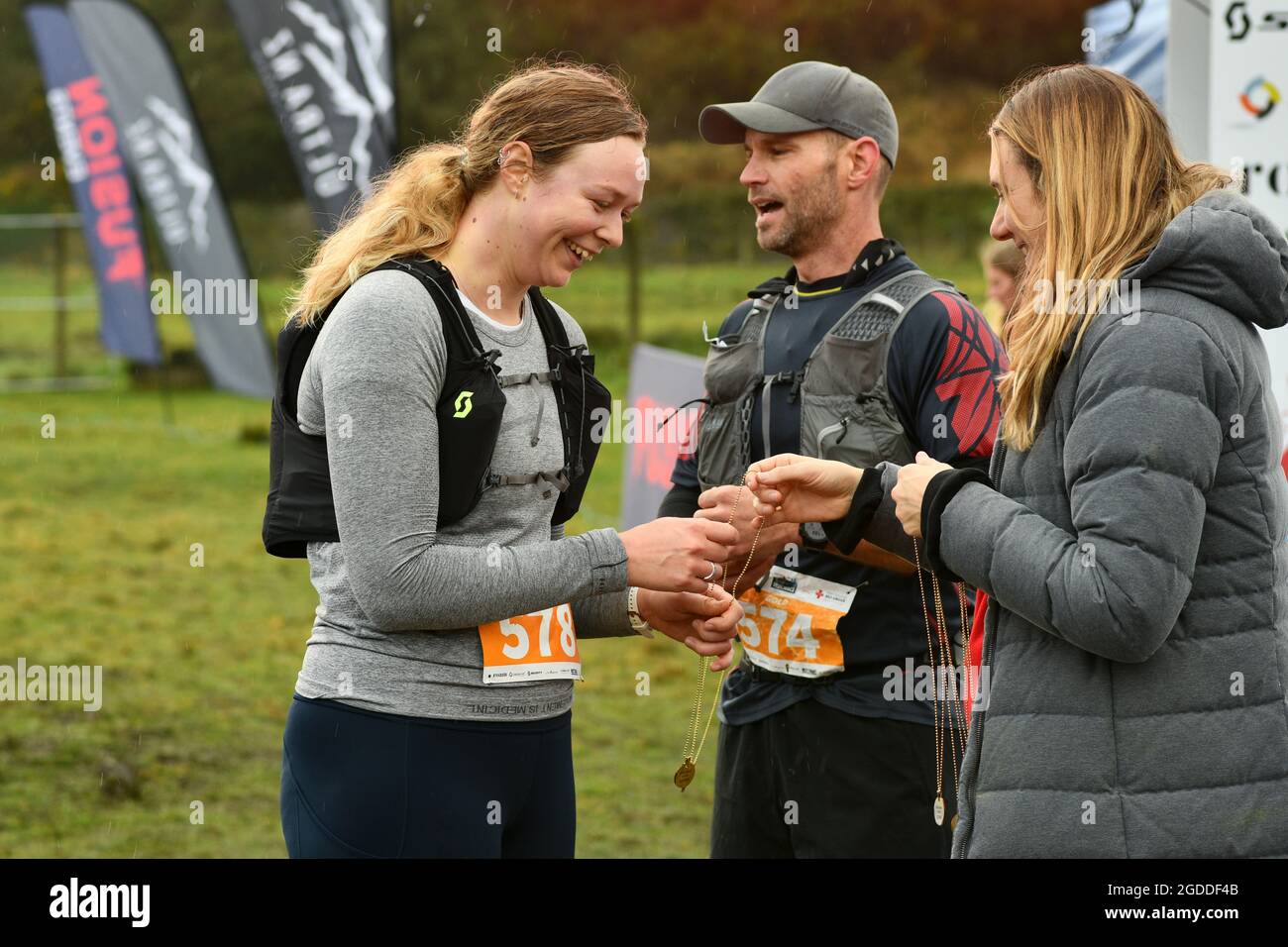 REEFTON (NOUVELLE-ZÉLANDE), le 7 AOÛT 2021; la concurrente Colette Humphries reçoit sa médaille pour avoir terminé la section de 10 km de la Croix-Rouge Resilience Ultr Banque D'Images