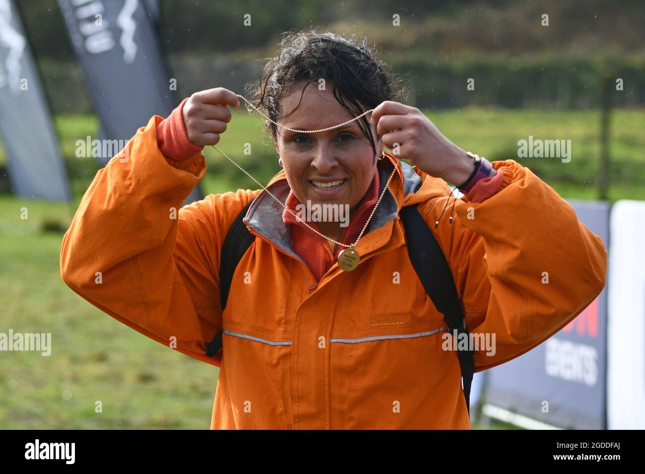 REEFTON, NOUVELLE-ZÉLANDE, le 7 AOÛT 2021; la concurrente Juliana Ruiz tient sa médaille pour avoir terminé la section de 10 km de la Croix-Rouge résilience Ultra End Banque D'Images