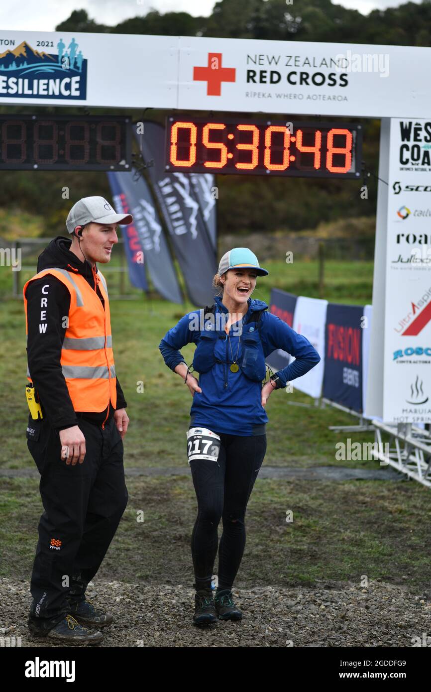 REEFTON, NOUVELLE-ZÉLANDE, 7 AOÛT 2021 ; la marque concurrente Naomi rencontre l'organisateur de course après avoir terminé la section de 49 km de la Croix-Rouge Resilience Ultra Banque D'Images