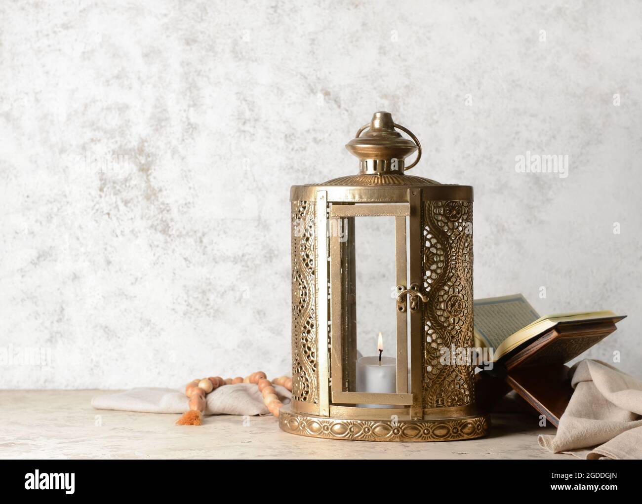 Lanterne musulmane avec Coran et tasbih sur fond de grunge Photo Stock -  Alamy