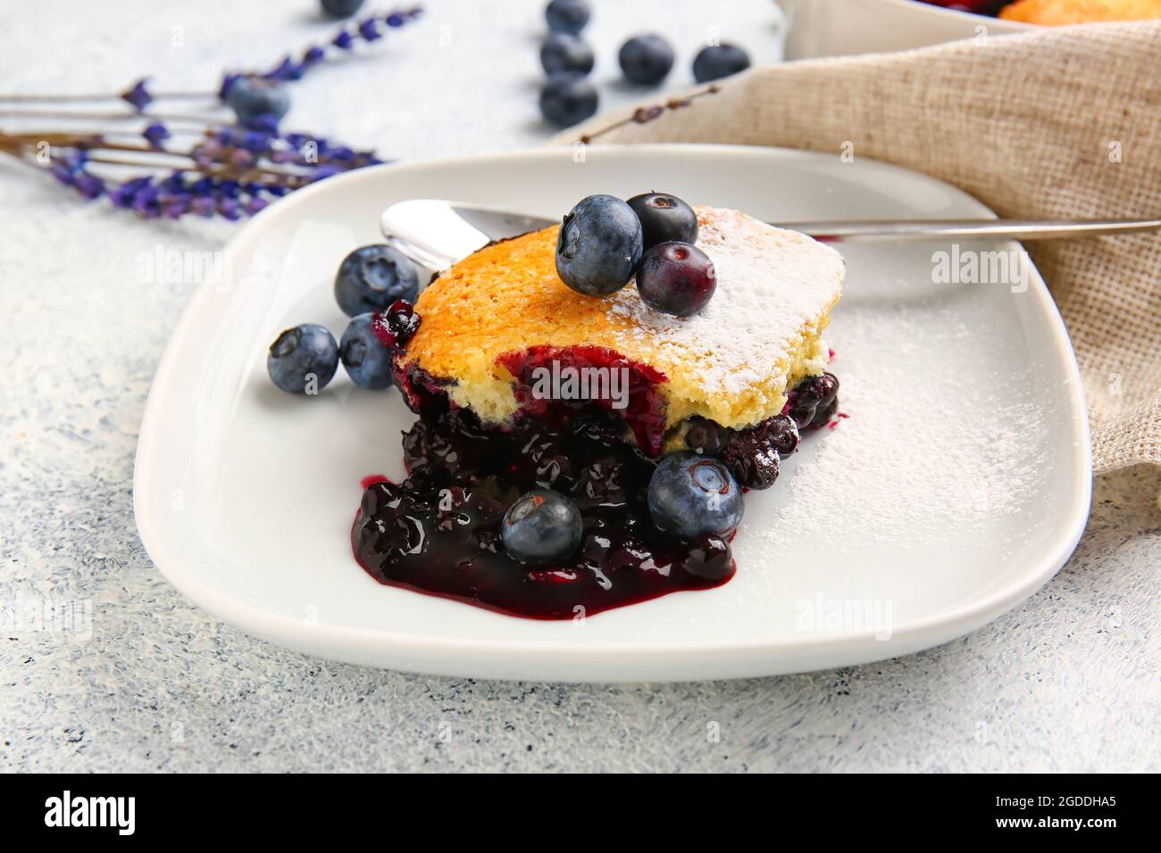 Assiette Avec Morceau De Bricoleur De Myrtille Et Lavande Sur Fond Clair Gros Plan Photo Stock Alamy Assiette Avec Morceau De Bricoleur De Myrtille Et Lavande Sur Fond Clair Gros Plan Photo Stock Alamy