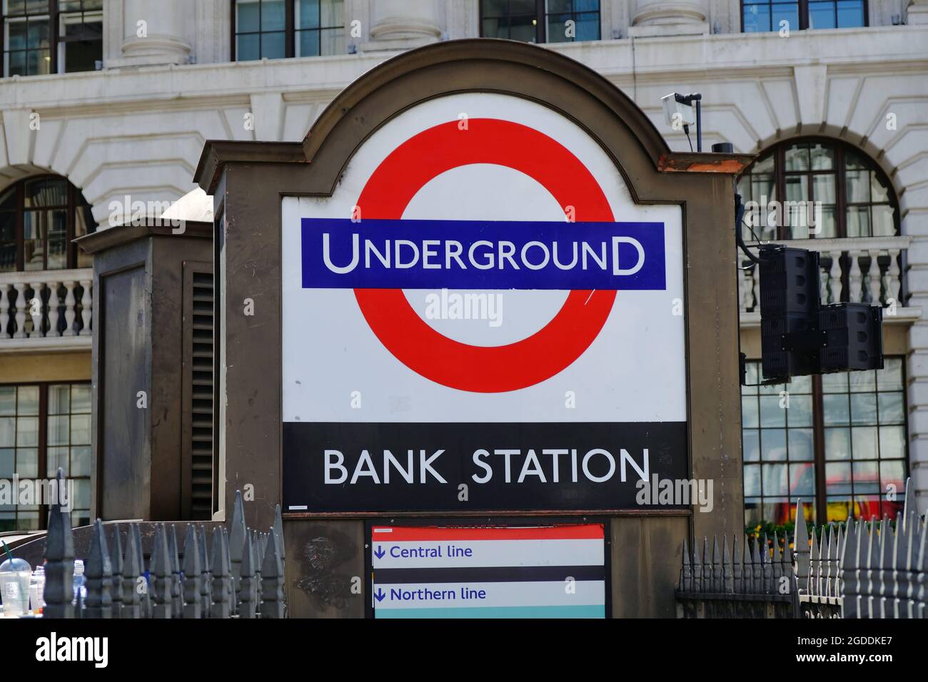 Panneau rond du métro de Londres à l'extérieur de la gare Bank Station dans la City de Londres. Banque D'Images