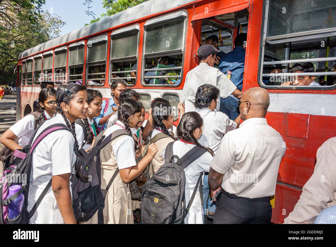 Mumbai Inde, fort Mumbai, Mantralaya Mahatma Gandhi Road arrêt de bus public, filles filles étudiantes élèves amies école catholique uniforme embarquement, Banque D'Images