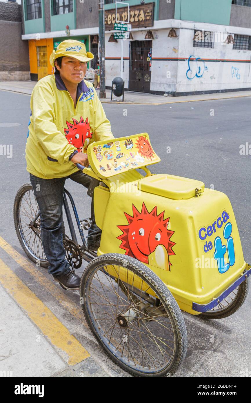 Pérou Lima Barranco District Calle Miguel Grau,Donofrio cerca de TI glace, tricycle vente vente vente rue vendeur hispanique homme, Banque D'Images