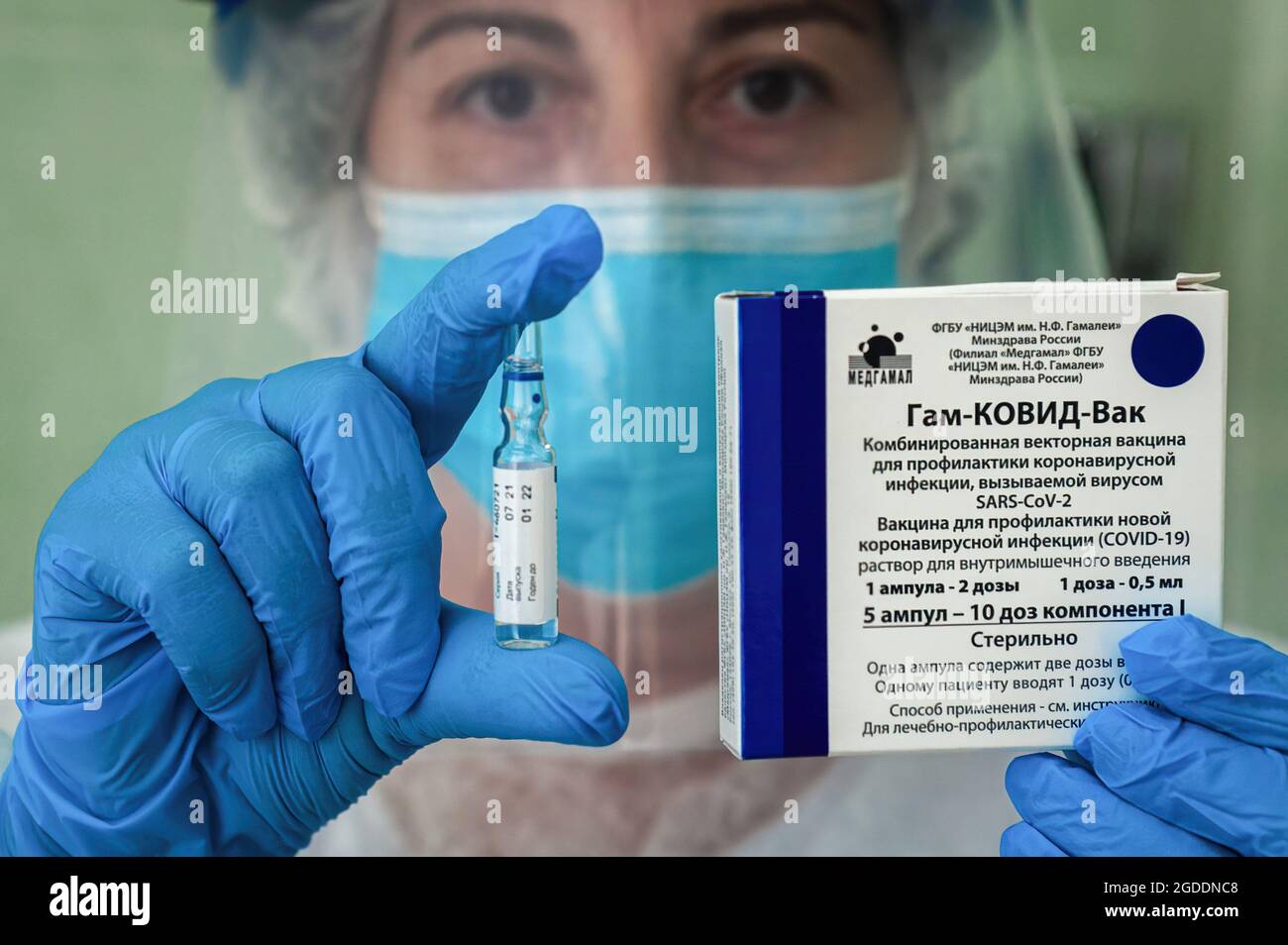 Tambov, Russie. 12 août 2021. Une infirmière du bureau de vaccination de la polyclinique n° 5 à Tambov tient une boîte et une ampoule avec le vaccin russe contre l'infection à coronavirus Gam-COVID-Vac (Spoutnik V). Selon les statistiques, au 12 août 2021, 39,737,937 personnes (27.1 % de la population) étaient vaccinées en Russie avec au moins une composante du vaccin contre le coronavirus et 29,200,070 personnes (19.9 % de la population) étaient vaccinées avec deux composantes. Au total, 68,938,007 vaccins ont été effectués. Crédit : SOPA Images Limited/Alamy Live News Banque D'Images